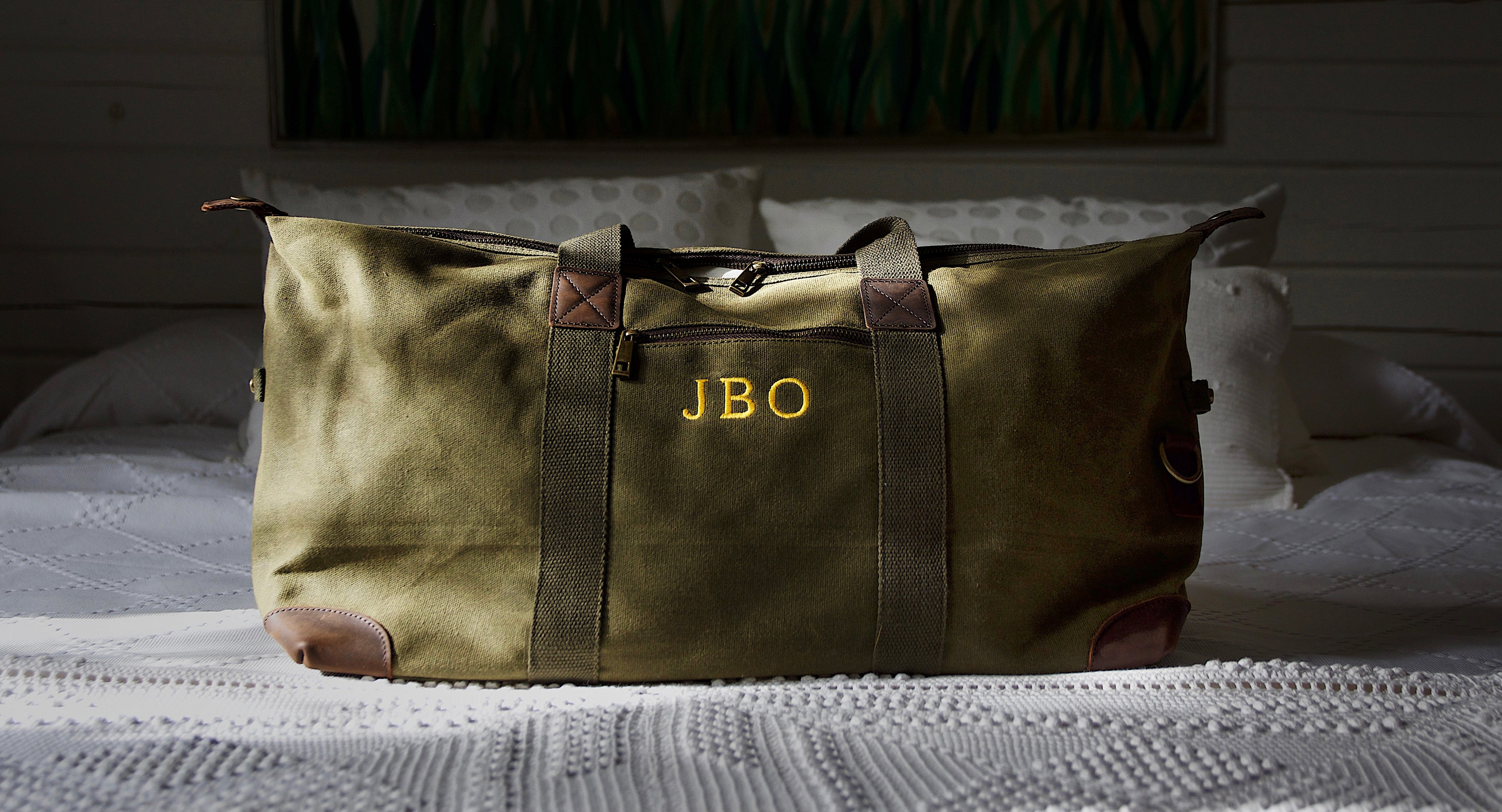 Maleta Marrón Vintage Adornada Con Pegatinas De Viaje Y Acentos Metálicos  Retro Maletas Stock de ilustración - Ilustración de demanda, vacaciones:  399459474, image size:3840x2077